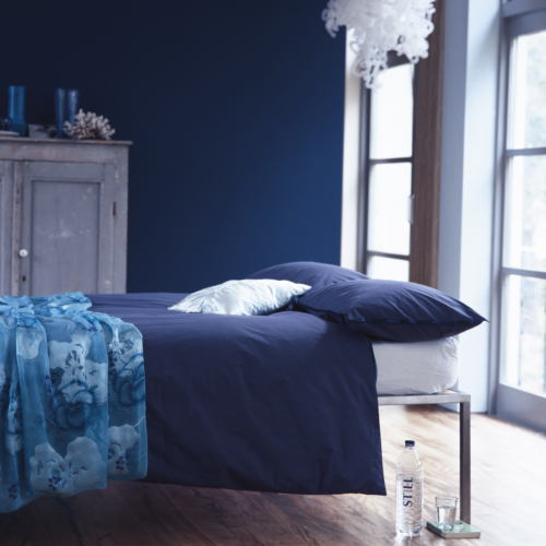 blå vägg säng